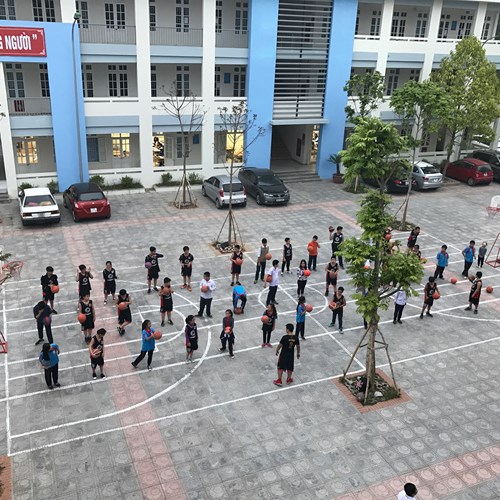 Góc học sinh: Một buổi sinh hoạt của câu lạc bộ bóng rổ trường THCS Ái Mộ